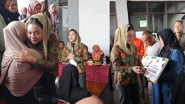 Bupati Brebes Hj Paramitha Widya Kusuma menyerahkan bantuan secara simbolis kepada korban bencana di Balai Desa Sridadi, Kecamatan Sirampog, Jumat (5/6/2026). Pemerintah Provinsi Jawa Tengah mengucurkan Rp2,465 miliar untuk membantu pemulihan warga terdampak tanah bergerak dan banjir bandang di Kabupaten Brebes. (Foto: Istimewa)