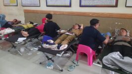 Kepala Desa Jatisawit, Dedi Susilo Wibowo, S.Pd., bersama Babhinkamtibmas Iptu Budiasih mengikuti kegiatan donor darah yang digelar BKD dan Pemerintah Desa Jatisawit, Kecamatan Bumiayu, Kabupaten Brebes, Selasa (9/7/2026). (Portal Pantura/Yudhi P)