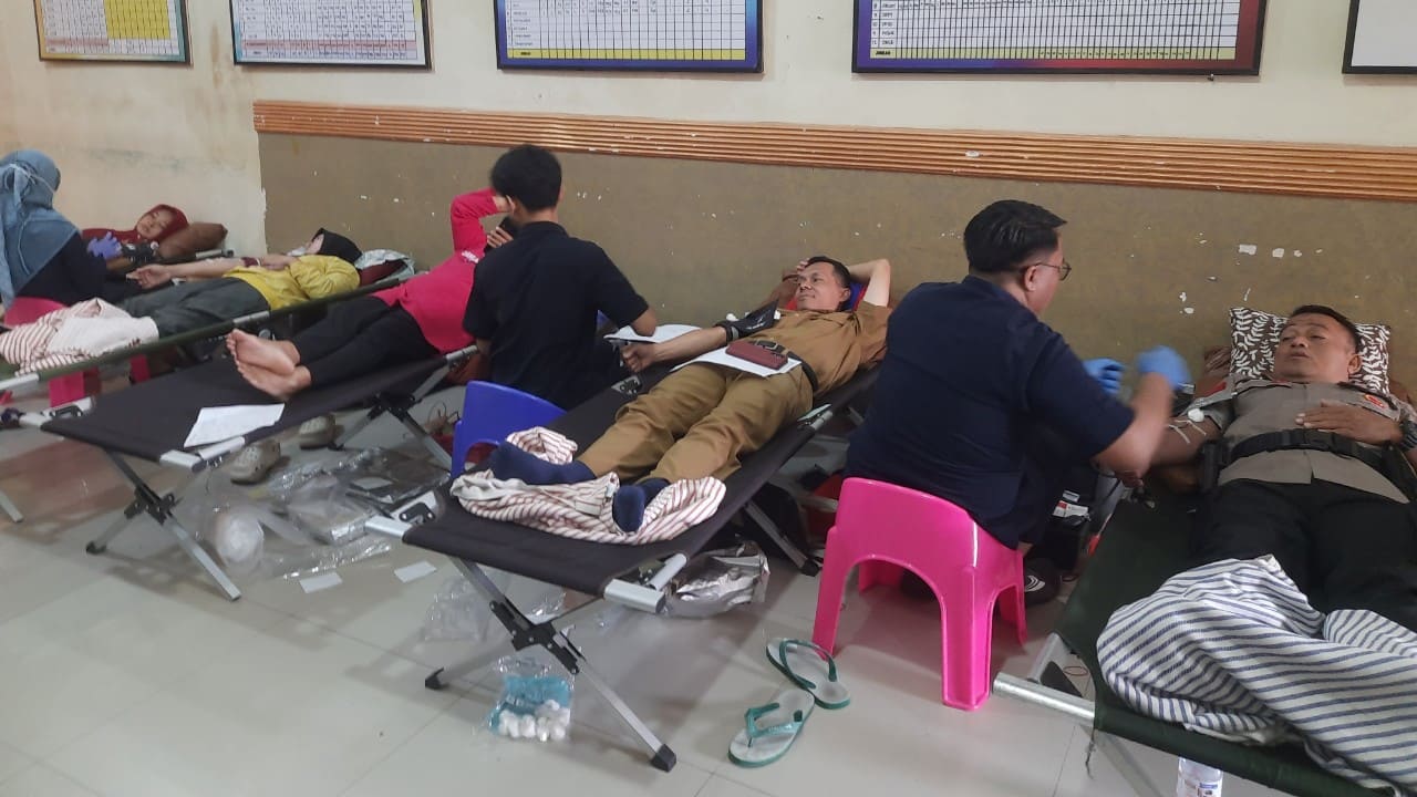 Kepala Desa Jatisawit, Dedi Susilo Wibowo, S.Pd., bersama Babhinkamtibmas Iptu Budiasih mengikuti kegiatan donor darah yang digelar BKD dan Pemerintah Desa Jatisawit, Kecamatan Bumiayu, Kabupaten Brebes, Selasa (9/7/2026). (Portal Pantura/Yudhi P)