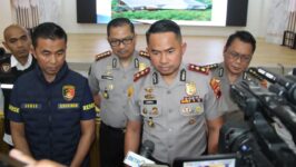 Kabid Humas Polda Jateng Kombes Pol Artanto bersama jajaran pejabat Polda Jateng menggelar konferensi pers terkait hasil penyelidikan ilmiah kematian empat korban di Glamping Safari Posong, Temanggung, Senin (15/6/2026). Foto: Dok. Humas Polda Jateng.