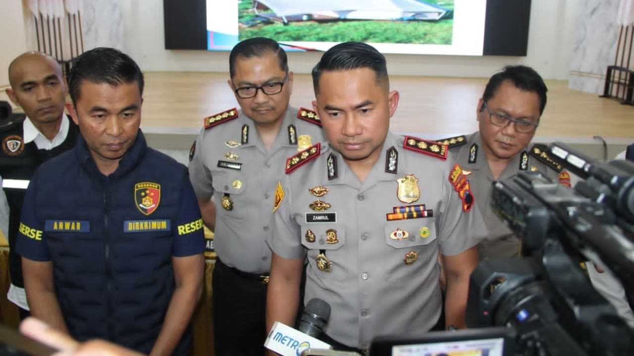 Kabid Humas Polda Jateng Kombes Pol Artanto bersama jajaran pejabat Polda Jateng menggelar konferensi pers terkait hasil penyelidikan ilmiah kematian empat korban di Glamping Safari Posong, Temanggung, Senin (15/6/2026). Foto: Dok. Humas Polda Jateng.