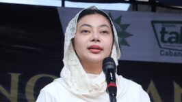 Bupati Brebes Paramitha Widya Kusuma menghadiri Pengajian Akbar Pimpinan Ranting Muhammadiyah (PRM) Guci, Desa Dawuhan, Kecamatan Sirampog, Minggu (7/6/2026). Dalam kesempatan tersebut, Bupati menyerahkan bantuan paket sembako kepada jamaah penerima manfaat sekaligus mengapresiasi peran Muhammadiyah dalam pembangunan Kabupaten Brebes. (Portal Pantura/dok. Humas Kab. Brebes)