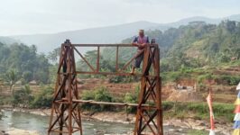 Warga bersama anggota TNI memasang seling baja Jembatan Garuda yang menghubungkan Desa Kadumanis dan Desa Citimbang, Kecamatan Salem, Kabupaten Brebes, Sabtu (13/6/2026). (Foto: Portal Pantura/dok. Kodim 0713 Brebes)