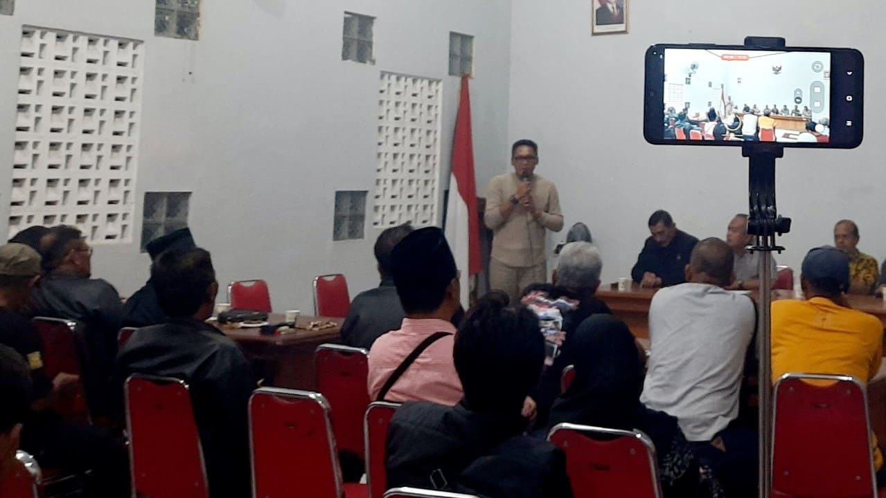 Suasana rapat pembentukan panitia Gebyar Bumiayu Fair (GBF) 2026 di aula Kecamatan Bumiayu, Senin (22/6/2026) malam, yang dihadiri Forkompincam serta sesepuh dan penasehat GBF. (Foto: Portal Pantura/Yudhi Prasetyo)