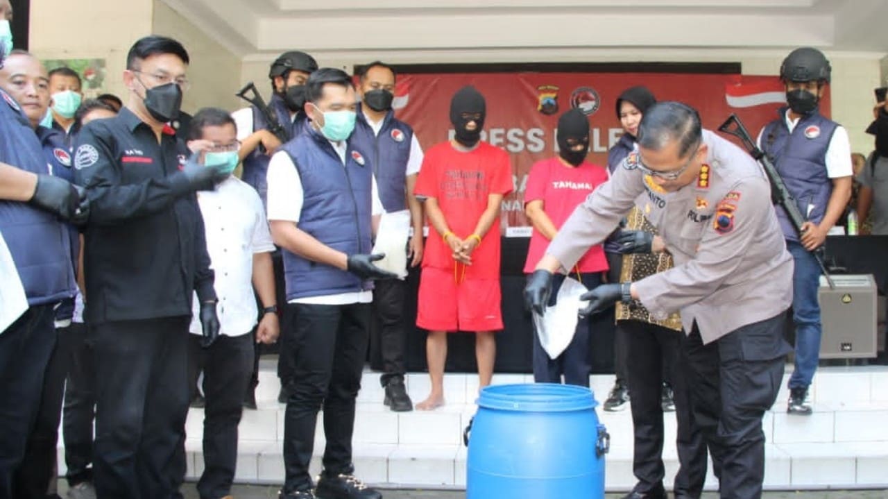 Wadir Resnarkoba Polda Jateng AKBP Donny Sardo Lombantoruan bersama Kabid Humas Kombes Pol Artanto saat pemusnahan barang bukti narkotika hasil pengungkapan 449 kasus periode April–5 Juni 2026, di Mako Ditresnarkoba Polda Jateng, Jalan Tanah Putih, Kota Semarang, Jumat (5/6/2026). Sebanyak 554 tersangka diamankan dalam operasi tersebut. (Foto: Istimwa)