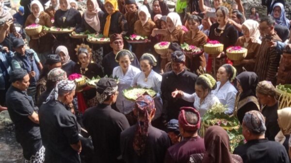 Guci dan Pekandangan Bersatu dalam Kirab Gunungan Ruwat Bumi 2026 Tegal