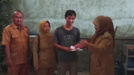 Kepala Desa Purwodadi, Listuti, S.Pd., menyalurkan Bantuan Langsung Tunai Dana Desa (BLT DD) secara door to door kepada warga penerima manfaat yang memiliki keterbatasan fisik, Senin (22/6/2026). (dok. Istimewa)