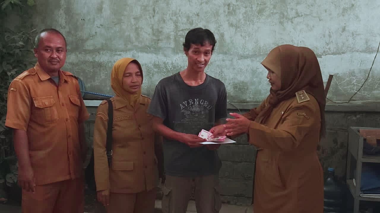 Kepala Desa Purwodadi, Listuti, S.Pd., menyalurkan Bantuan Langsung Tunai Dana Desa (BLT DD) secara door to door kepada warga penerima manfaat yang memiliki keterbatasan fisik, Senin (22/6/2026). (dok. Istimewa)