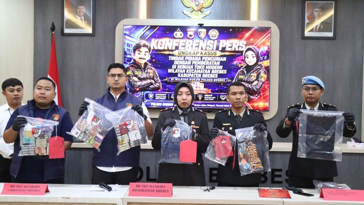 Wakapolres Brebes Kompol Ryke Rhimadhila memimpin konferensi pers pengungkapan empat kasus kriminal menonjol di Aula Sanika Satyawadha Polres Brebes, Senin (1/6/2026). Dua kasus di antaranya tawuran remaja berujung kematian yang dipicu saling tantang di Instagram. (Foto: Humas Polres Brebes)
