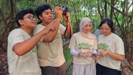 para peserta Sharp Biodiversity Hunt sedang mendokumentasikan dan memasukan laporan nya ke dalam aplikasi I Natutalist