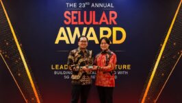 Arya Dwi Kurniawan, Smartphone Product Strategy, PT Sharp Electronics Indonesia ·       Yasuaki Fukuyama, Associate Manager of Overseas Sales Division, Sharp Corporation. (Foto: dok. Sharp)