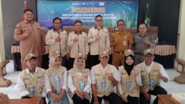 Wakil Rektor I UMBS bersama jajaran tamu undangan, pemerintah daerah, pemerintah kecamatan, serta 43 mahasiswa KKN berfoto bersama usai acara pembukaan dan penyematan rompi di Aula Kantor Kecamatan Tonjong, Senin (20/7/2026)