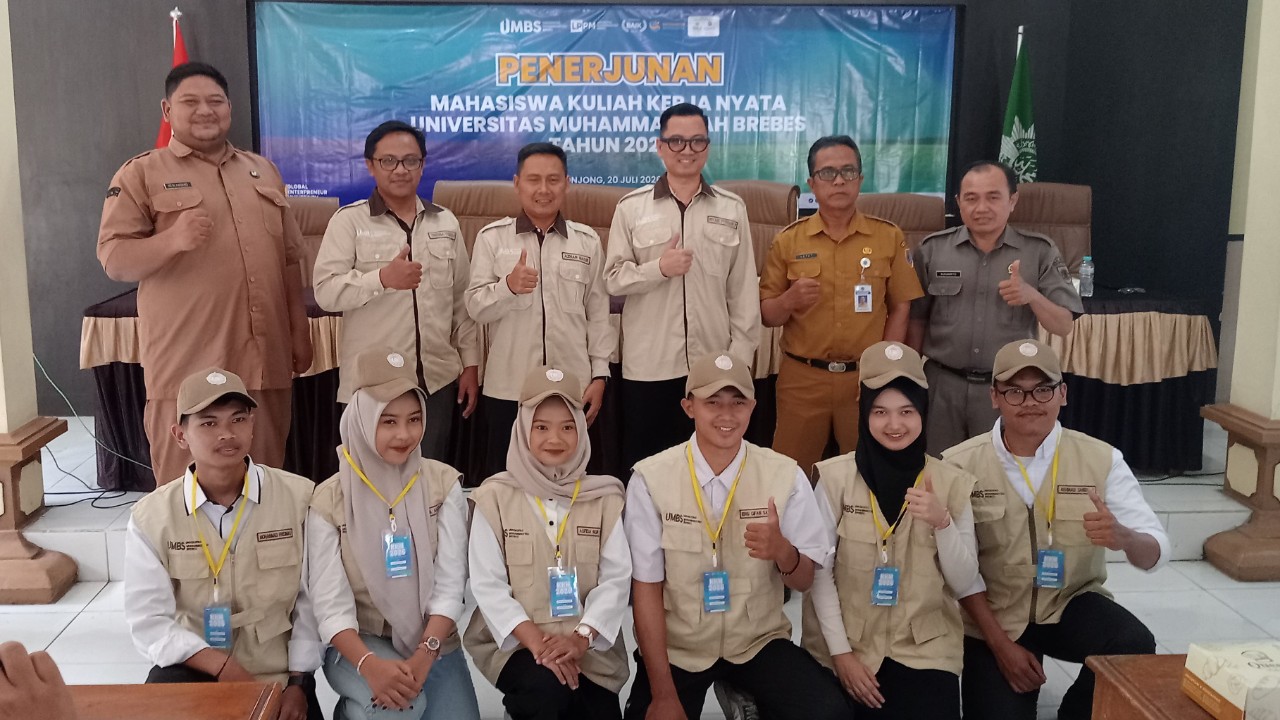 Wakil Rektor I UMBS bersama jajaran tamu undangan, pemerintah daerah, pemerintah kecamatan, serta 43 mahasiswa KKN berfoto bersama usai acara pembukaan dan penyematan rompi di Aula Kantor Kecamatan Tonjong, Senin (20/7/2026)