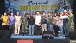 Sekretaris Daerah Kabupaten Brebes, Dr. Tahroni M.Pd., bersama jajaran Forkopimda dan tamu undangan berfoto bersama saat pembukaan Semarak Ekonomi Kreatif dan Bola Gembira TVRI 2026 di Alun-alun Brebes, Selasa (14/7/2026).