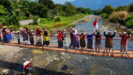 Warga Desa Bangbayang, Kecamatan Bantarkawung, Brebes, kini dapat menikmati Jembatan Gantung Garuda yang memudahkan akses warga melintasi Sungai Ciraja, Selasa (14/07/2026).