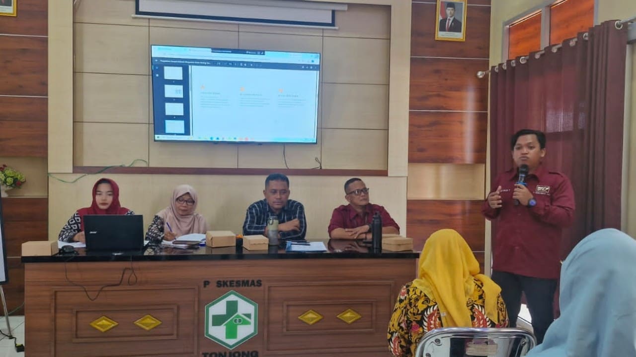 Anggota Komisi III DPRD Kabupaten Brebes, Ade Apriyanto, S.Si., saat menghadiri pertemuan pengelolaan sampah di Aula Puskesmas Tonjong, Kamis (16/1/2026), untuk mendorong peran aktif warga dalam menjaga lingkungan. (Foto: Istimewa)