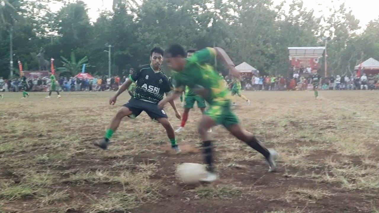 Suasana sengit pertandingan semifinal Wurja Cup 2026 di Lapangan Pejanten, Desa Kalijurang, Kecamatan Tonjong, Kabupaten Brebes, Rabu (22/7/2026). (Foto: Portal Pantura/Yudhi P)