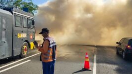 Petugas Sat Samapta Polres Brebes di antara kepulan asap pekat saat memadamkan kebakaran lahan menggunakan kendaraan taktis AWC di area Tol Pejagan KM 248. (Foto: dok. Humas Polres Brebes)