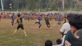 Pemain Sawunggaling FC saat meladeni perlawanan Kharisma FC dalam lanjutan Wurja Cup 2026 di Lapangan Pejaten, Tonjong, Rabu (15/7/2026). (Foto: Portal Pantura/Yudhi)