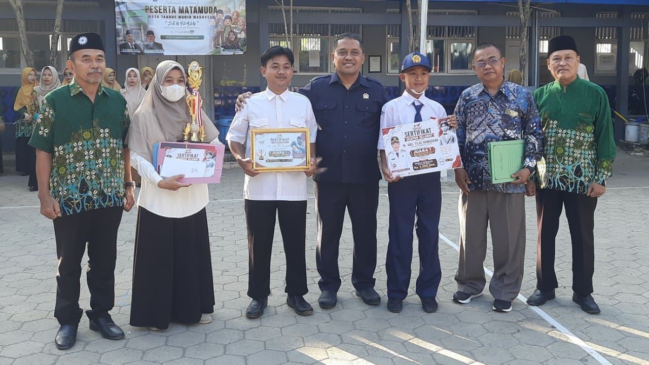 Muhammad Abil Tilas Ramadhan (tengah) berfoto bersama guru pembina, kepala sekolah, PCM Tonjong, anggota DPRD Brebes Ade Apriyanto sebagai bentuk apresiasi atas keberhasilannya meraih juara 1 dalam Lomba Pidato Bung Karno tingkat nasional. (Foto: Portal Pantura/Yudhi)