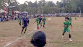Sengit, perebutan bola antarpemain Bambu Kuning FC dan Ataba FC dalam laga babak 16 besar Wurja Cup 2026 di Lapangan Pejaten, Kalijurang, Tonjong, Brebes, Sabtu (18/7/2026). (Foto: Portal Pantura/Yudhi Prasetyo)