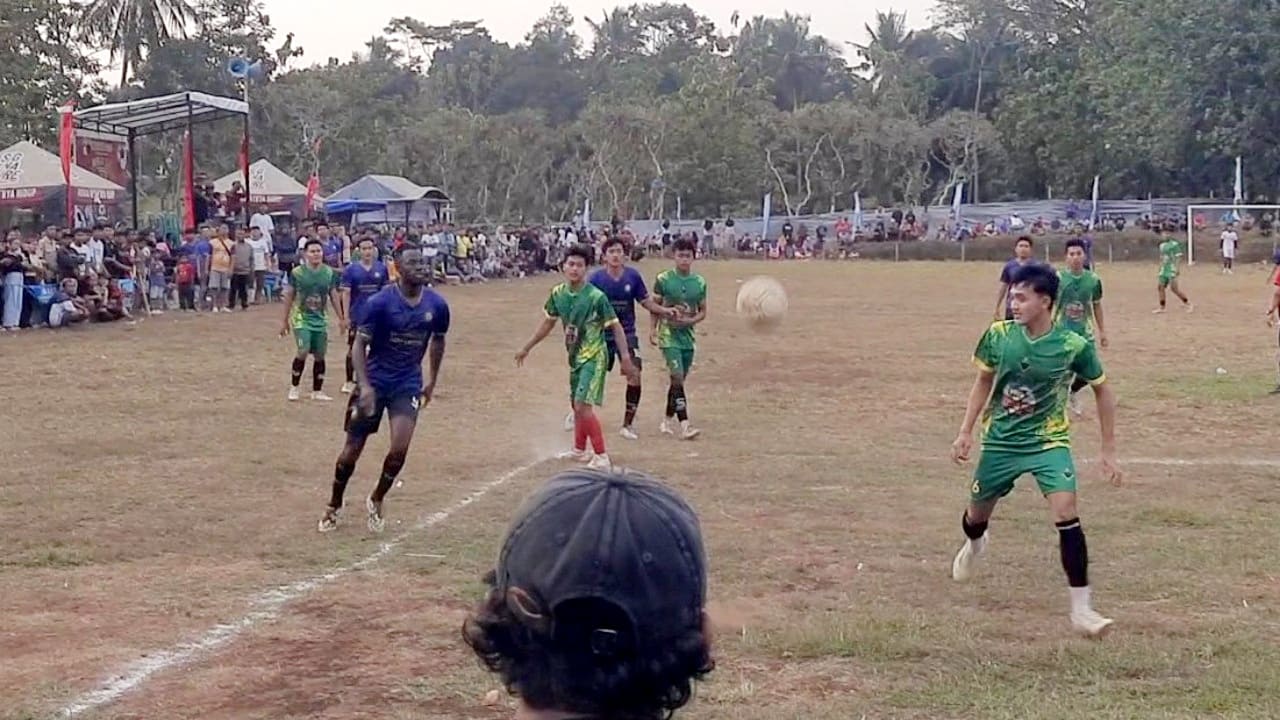 Sengit, perebutan bola antarpemain Bambu Kuning FC dan Ataba FC dalam laga babak 16 besar Wurja Cup 2026 di Lapangan Pejaten, Kalijurang, Tonjong, Brebes, Sabtu (18/7/2026). (Foto: Portal Pantura/Yudhi Prasetyo)