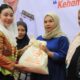 Bupati Brebes Paramitha Widya Kusuma secara simbolis menyerahkan bantuan dan paket program kesehatan kepada perwakilan peserta dalam kegiatan bakti sosial pencegahan stunting di Hotel Dedy Jaya, Kamis (30/7/2026). (Foto: dok. Humas Kab. Brebes)