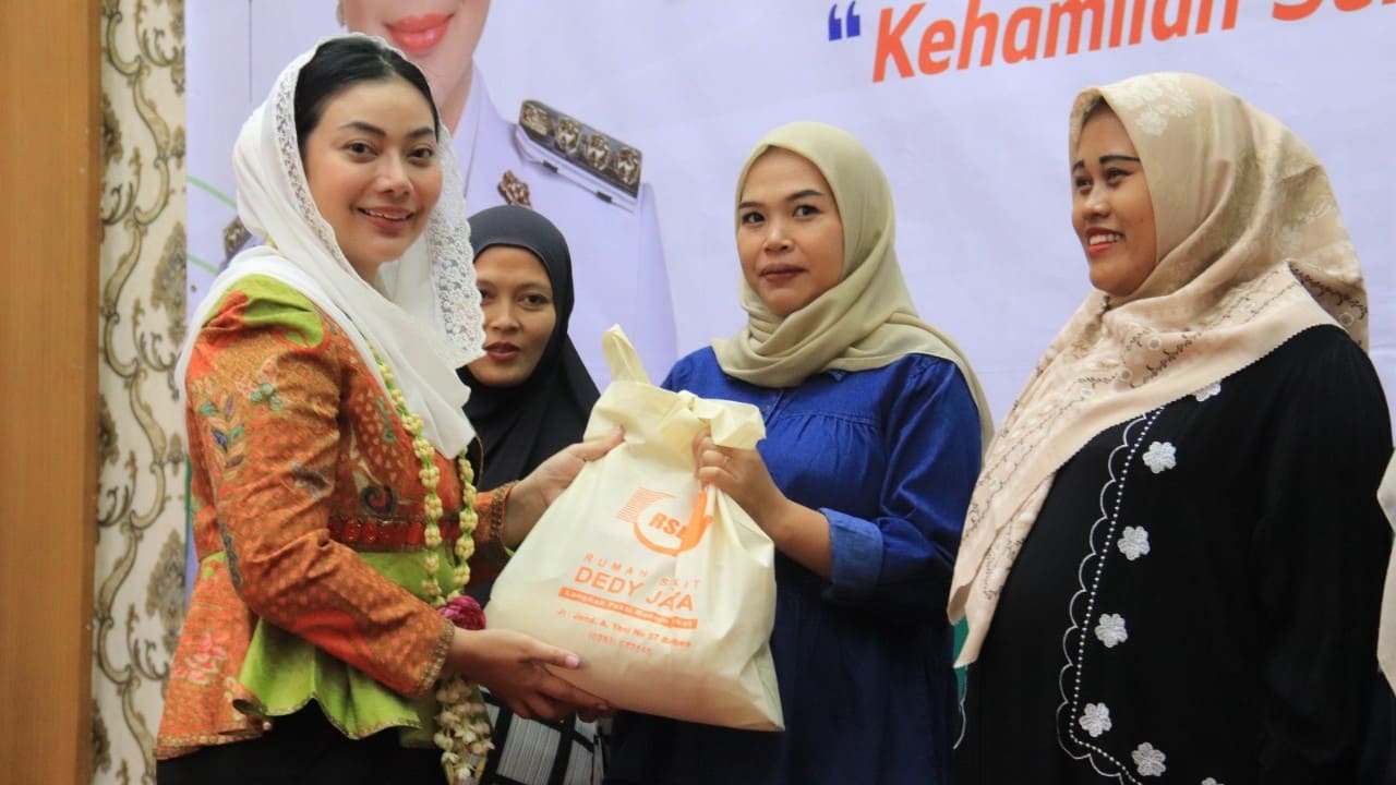Bupati Brebes Paramitha Widya Kusuma secara simbolis menyerahkan bantuan dan paket program kesehatan kepada perwakilan peserta dalam kegiatan bakti sosial pencegahan stunting di Hotel Dedy Jaya, Kamis (30/7/2026). (Foto: dok. Humas Kab. Brebes)