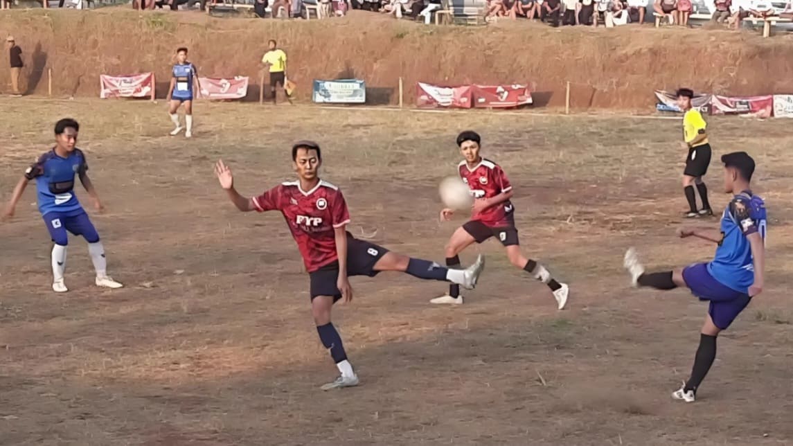 Pemain Sawunggaling FC saat berlaga melawan Porga FC dalam babak 8 besar Wurja Cup 2026 di Lapangan Pejaten, Desa Kalijurang, Kecamatan Tonjong, Kabupaten Brebes, Selasa (21/7/2026). (Foto: Portal Pantura/Yudhi)