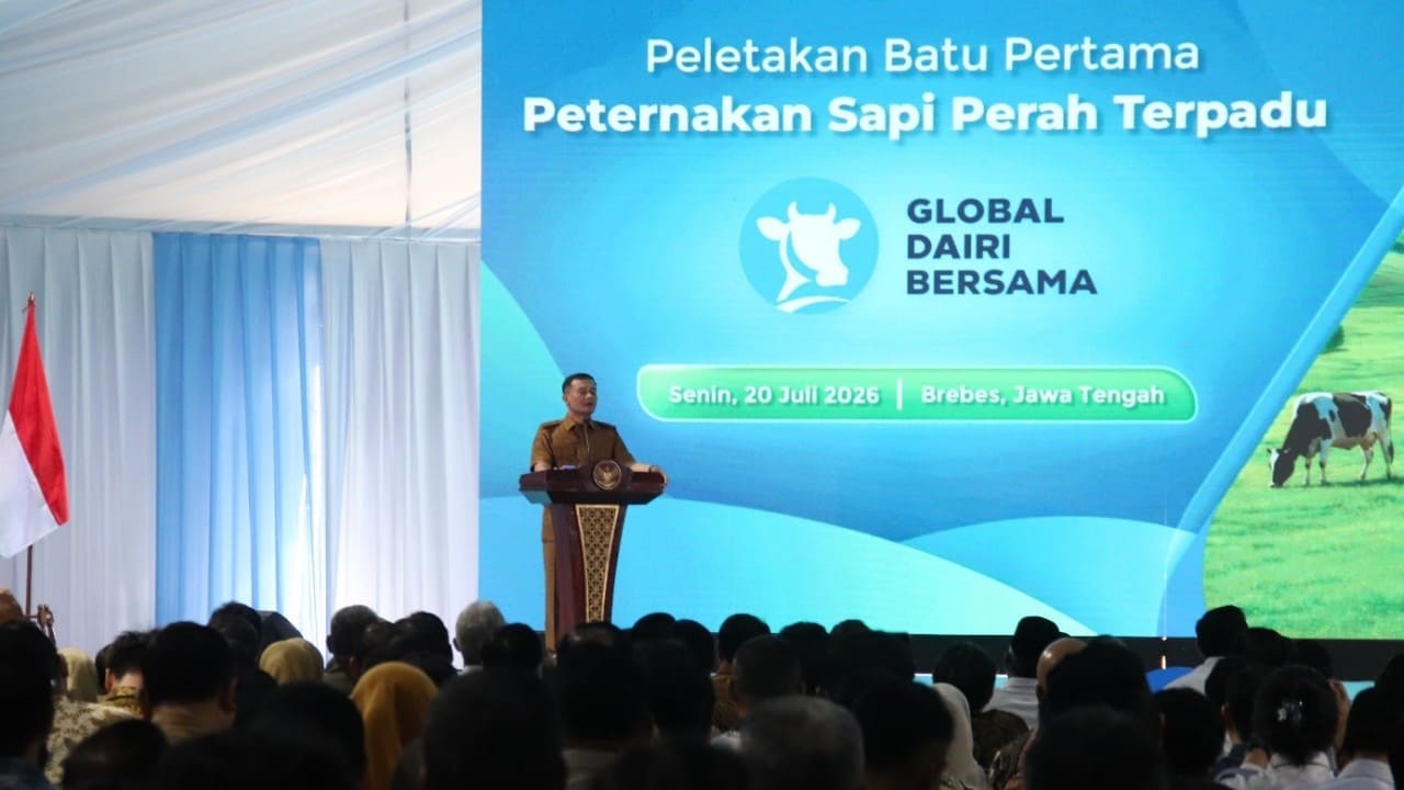 Menteri Pertanian RI Andi Amran Sulaiman saat menghadiri prosesi groundbreaking Peternakan Sapi Perah PT Global Dairi Bersama di Desa Karangbale, Kecamatan Larangan, Brebes, Senin (20/7/2026). (Foto: Istimewa)