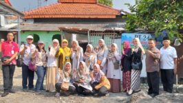 Pegiat lingkungan Kabupaten Tegal, Erni Sofiyati (tengah), berpose bersama tim inti pengurus Bank Sampah Sampurna Berkah sesaat setelah menerima Penghargaan Kalpataru Jateng 2026. Mereka menunjukkan piala penghargaan dan produk kerajinan daur ulang sebagai simbol keberhasilan kolaborasi dalam pengelolaan sampah berbasis masyarakat.