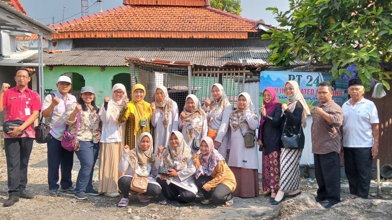 Pegiat lingkungan Kabupaten Tegal, Erni Sofiyati (tengah), berpose bersama tim inti pengurus Bank Sampah Sampurna Berkah sesaat setelah menerima Penghargaan Kalpataru Jateng 2026. Mereka menunjukkan piala penghargaan dan produk kerajinan daur ulang sebagai simbol keberhasilan kolaborasi dalam pengelolaan sampah berbasis masyarakat.