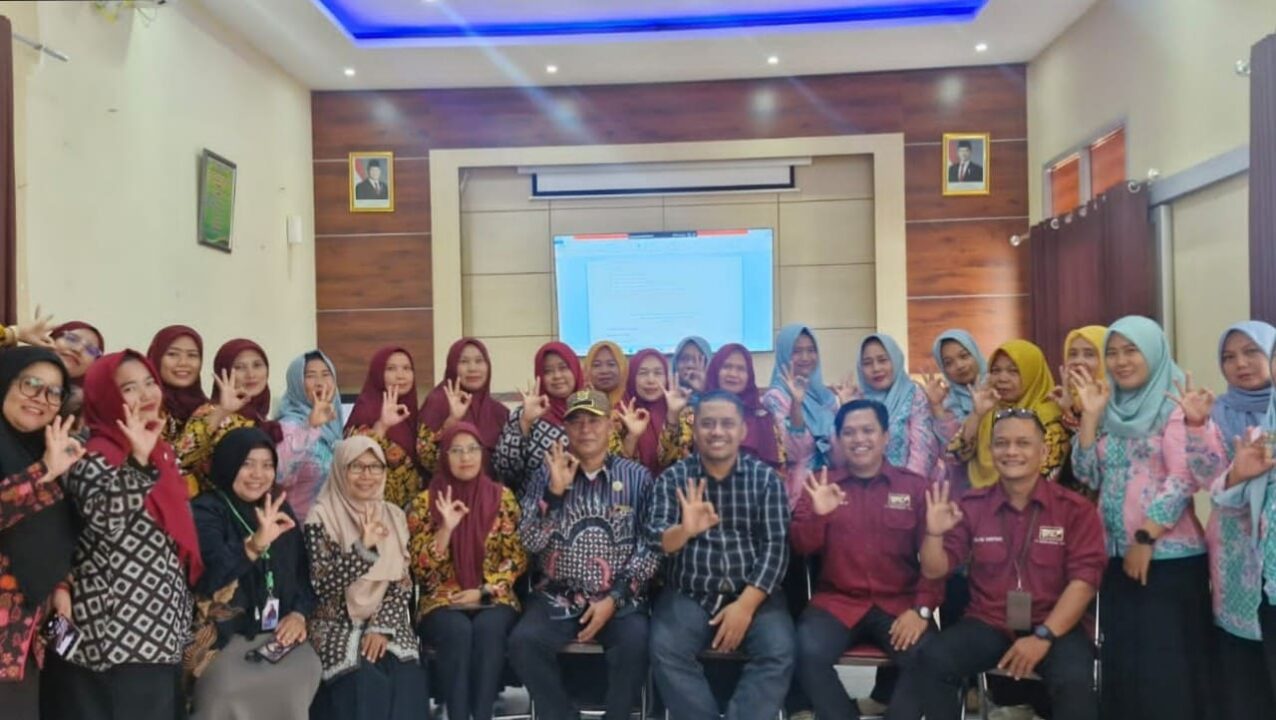 Narasumber bersama para kader kesehatan Desa Linggapura berfoto bersama usai pertemuan pembentukan Bank Sampah BERLIAN di Aula Puskesmas Tonjong, Kamis (16/1/2026), sebagai simbol sinergi dalam pengelolaan sampah berkelanjutan. (Foto: Istimewa)