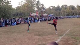 Pemain Brawijaya FC dan PGRI Paguyangan FC terlibat duel sengit memperebutkan bola pada laga 8 besar Wurja Cup 2026 di Lapangan Pejaten, Tonjong, Minggu (19/7/2026). (Foto: Portal Pantura/Yudhi)