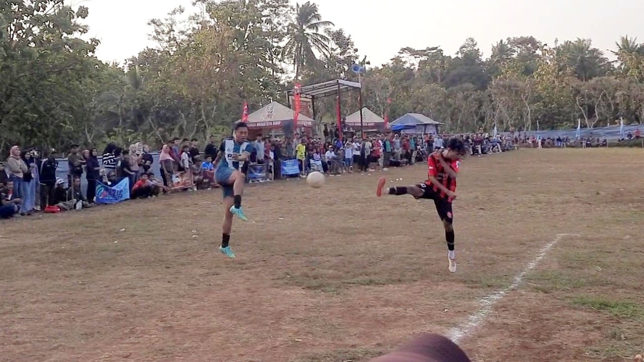Pemain Brawijaya FC dan PGRI Paguyangan FC terlibat duel sengit memperebutkan bola pada laga 8 besar Wurja Cup 2026 di Lapangan Pejaten, Tonjong, Minggu (19/7/2026). (Foto: Portal Pantura/Yudhi)