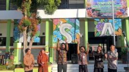 Kepala SMAN 1 Bumiayu, Dr. H. Ihdi Amin, M.Pd., secara simbolis melepas burung merpati menandai pembukaan Jambore Anak dan peringatan Hari Anak Nasional ke-42, Kamis (23/7/2026). (Foto: dok. Istimewa)