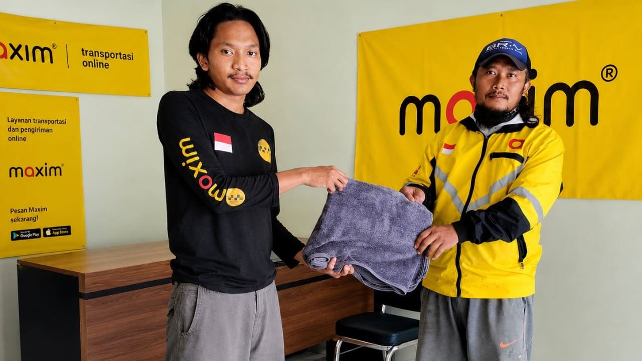 Head of Subdivision Maxim Brebes bersama para mitra pengemudi berprestasi yang terpilih dalam program Best Driver of the Month periode Juni 2026. (Foto: Istimewa)
