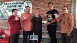 Kepala Desa Purbayasa Syaefudin menerima buku tabungan sampah secara simbolis saat peluncuran Bank Sampah Mandiri di Balai Desa Purbayasa, Kamis (16/7/2026) didampingi anggota DPRD Brebes Ade Apriyanto, Sekcam Tonjong Zaenal Arifin dan TLH Kecamatan Tonjong Bayu Galih. (Foto: Portal Pantura/Yudhi)