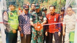 Kasdim 0713/Brebes Mayor Arm Aris Khaerudin bersama unsur Forkopimcam dan warga meresmikan Jembatan Gantung Perintis Garuda di Kecamatan Salem, Kamis (23/7/2026). (Foto: Istimewa)