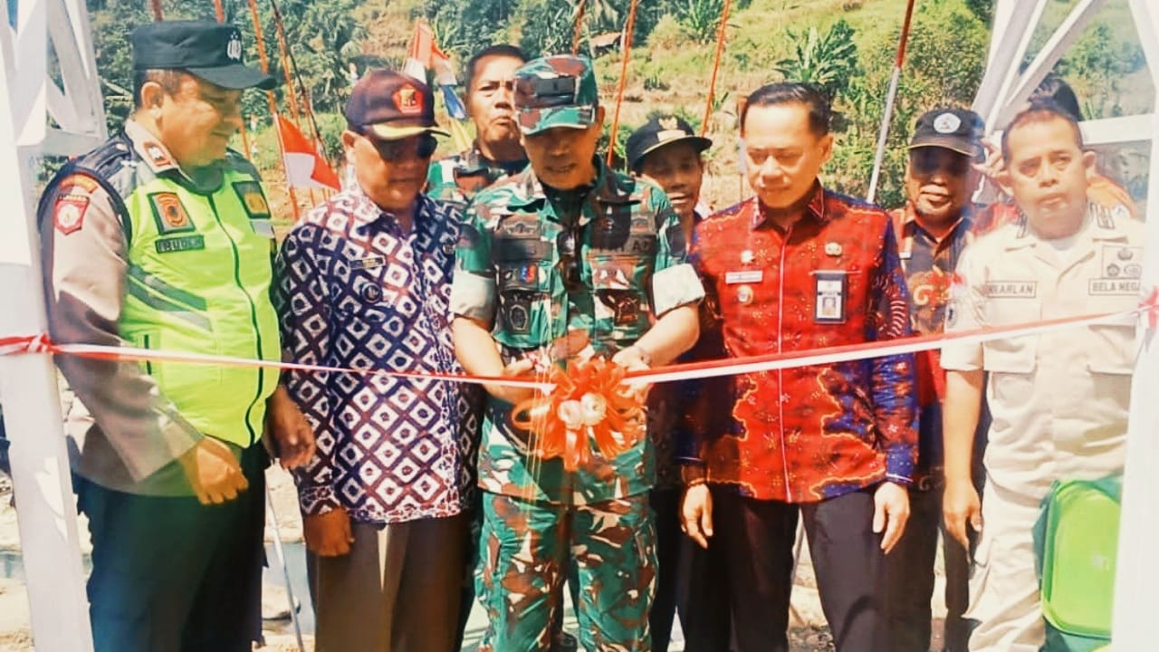 Lepas Dari Isolasi, Warga Kadumanis dan Citimbang Brebes Sambut Antusias Jembatan Baru