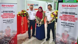 Perwakilan PT Sharp Electronics Indonesia, Kepala SMKN 35 Jakarta, bersama perwakilan Dinas Pendidikan melakukan prosesi pemotongan pita sebagai tanda diresmikannya pelaksanaan program Sharp Class di SMKN 35 Jakarta Barat, Rabu (29/7/2026). (Foto: dok. Sharp)