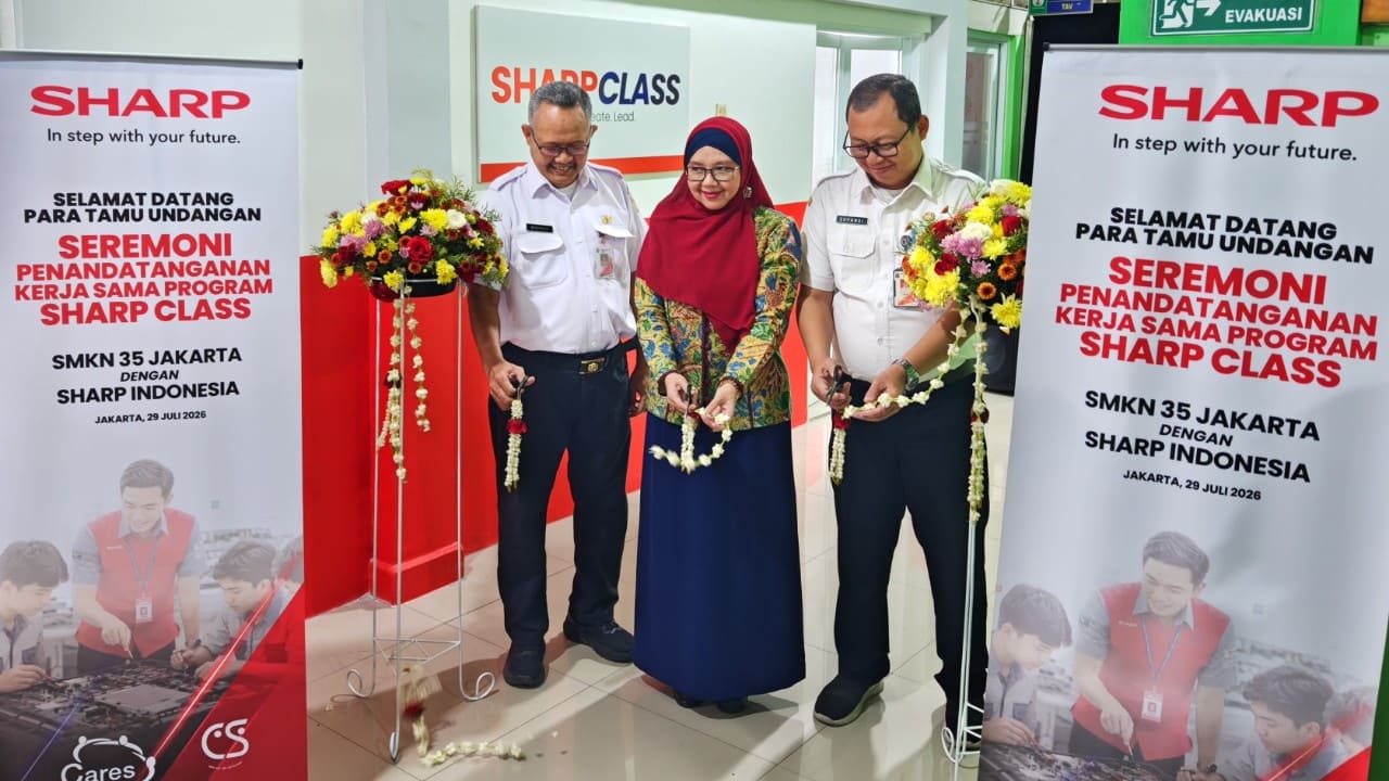 Perwakilan PT Sharp Electronics Indonesia, Kepala SMKN 35 Jakarta, bersama perwakilan Dinas Pendidikan melakukan prosesi pemotongan pita sebagai tanda diresmikannya pelaksanaan program Sharp Class di SMKN 35 Jakarta Barat, Rabu (29/7/2026). (Foto: dok. Sharp)