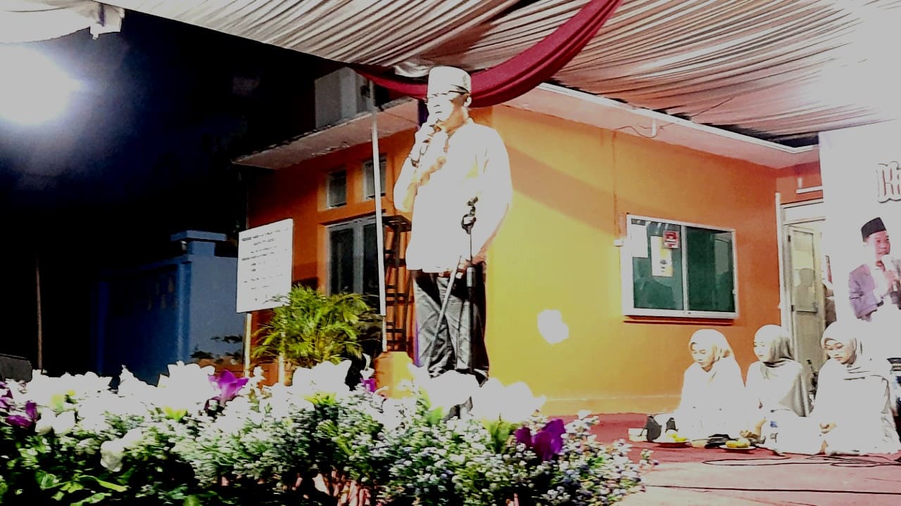 Kepala Desa Kalijurang, Edi Riyanto, SH., MH., memberikan sambutan dalam acara Kalijurang Bersholawat dan Pengajian Akbar di depan Balai Desa Kalijurang, Sabtu (11/7/2026) malam. (Foto: Portal Pantura/Yudhi Prasetyo)