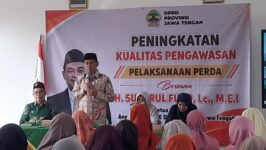 Anggota DPRD Jateng, Surulul Fuad, saat memaparkan materi pentingnya pengawasan Perda dan politik biaya rendah dalam acara FGD di SMP Muhammadiyah Bantarkawung, Jumat (17/7/2026). (Foto: Portal Pantura/Yudhi)