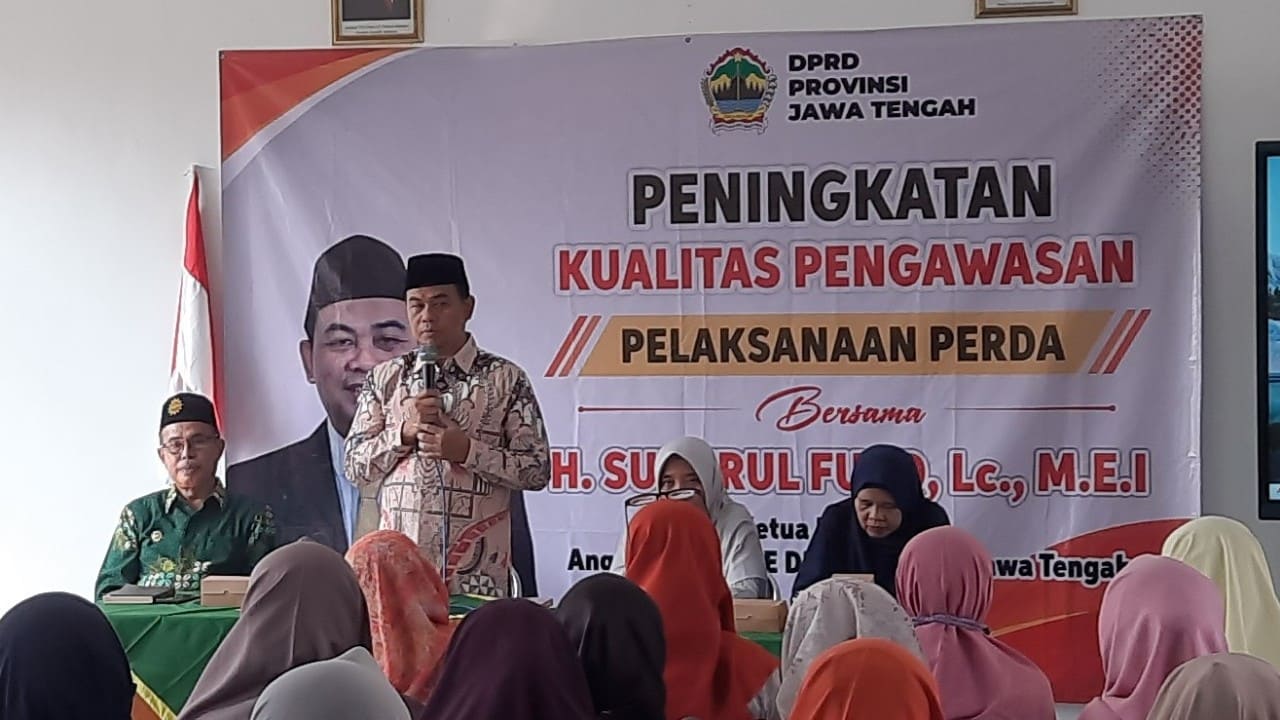 Anggota DPRD Jateng, Surulul Fuad, saat memaparkan materi pentingnya pengawasan Perda dan politik biaya rendah dalam acara FGD di SMP Muhammadiyah Bantarkawung, Jumat (17/7/2026). (Foto: Portal Pantura/Yudhi)
