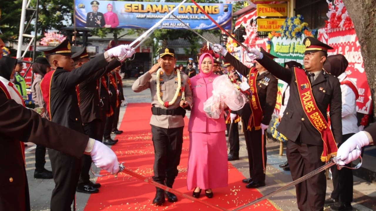 AKBP Muhammad Ali Akbar disambut dengan tradisi Pedang Pora setibanya di Mapolres Brebes, Kamis (30/7/2026), menggantikan pejabat lama AKBP Lilik Ardhiansyah. (Foto: dok. Humas Polres Brebes/Portal Pantura)