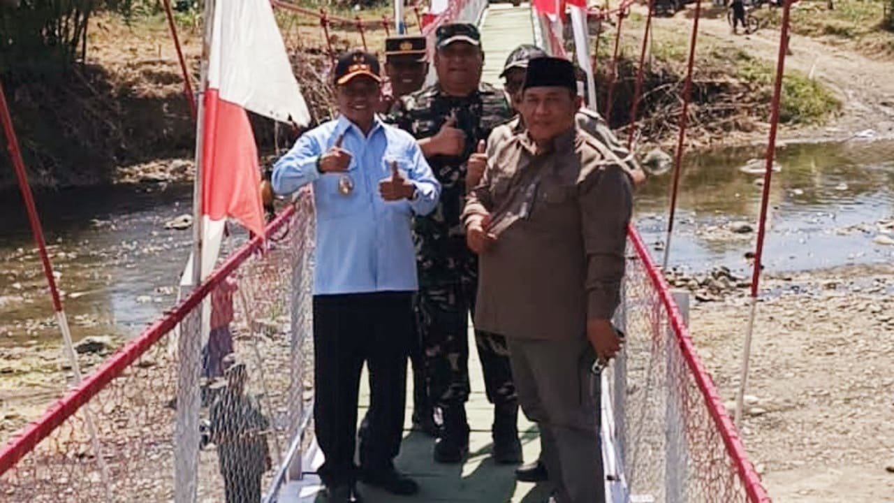 Wakil Bupati Brebes Wurja, S.E., bersama jajaran Forkopimda berfoto bersama di atas Jembatan Gantung Perintis yang baru saja diresmikan untuk menghubungkan Desa Bangbayang dan Bantarkawung, Kecamatan Bantarkawung, Kabupaten Brebes. (Foto: dok. Humas Kab.Brebes)
