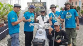Ketua PPBI Brebes sekaligus Anggota DPRD Jateng, Zaki Safrudin Prihatin (kiri), berfoto bersama Romeno (kaoss putih), peserta asal Sawojajar yang sukses membawa pulang hadiah utama sepeda listrik pada Pameran Bonsai KBBS. (Foto: Portal Pantura/Yudhi)