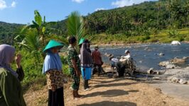 Warga Desa Ganggawang dan Ciputuh bersama Babinsa Koramil 13/Salem bergotong royong membangun Jembatan Perintis Garuda di Kecamatan Salem, Brebes. (Foto: dok. Pendim 0713 Brebes)