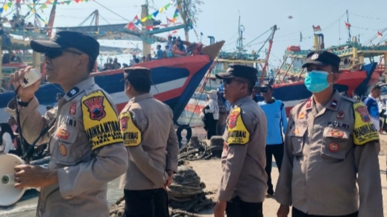 Polres Tegal Kota Kerahkan Ratusan Personel Amankan Tradisi Sedekah Laut Nelayan